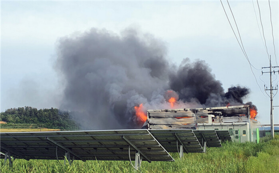 光伏電站智能防火監(jiān)控攝像頭，超遠距離高清透霧攝像機